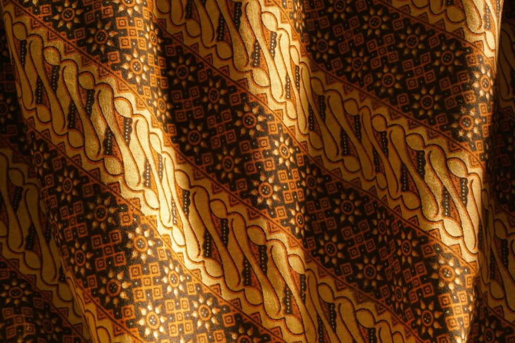 Kain batik tulis motif parang dengan pewarnaan sogan