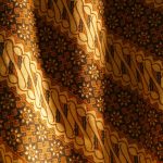 Kain batik tulis motif parang dengan pewarnaan sogan