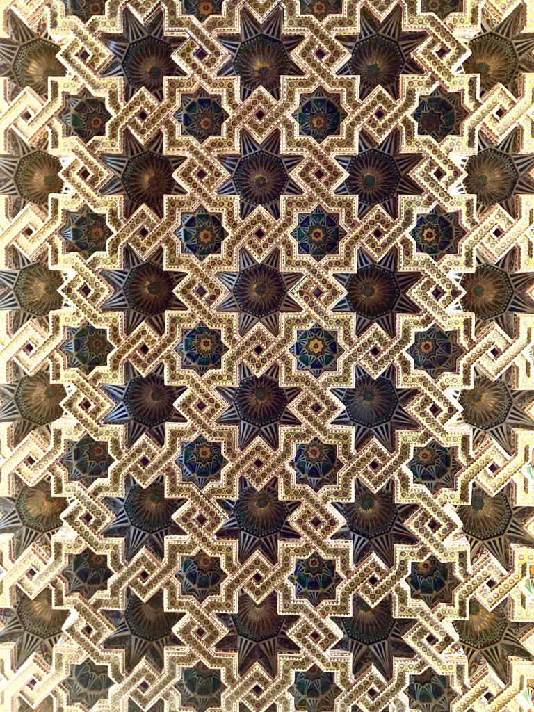 Kain batik motif kawung berwarna indigo