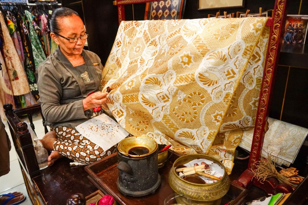 Kain batik kombinasi motif truntum warna keemasan