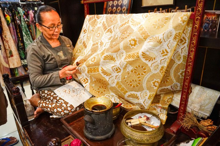 Kain batik kombinasi motif truntum warna keemasan