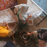 Lembaran kain batik sedang dijemur